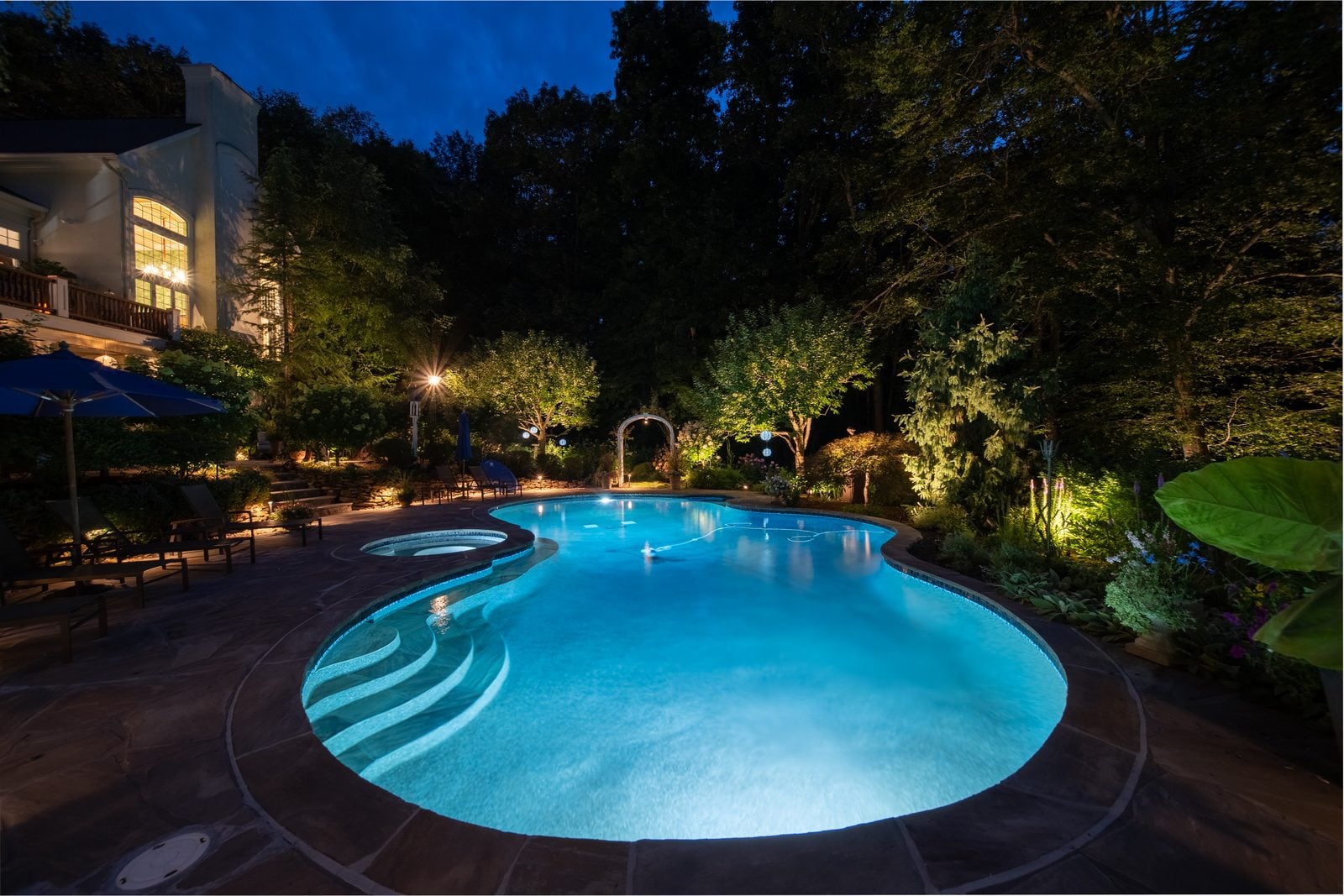 Landscape lighting install by Unique Outdoor Lighting