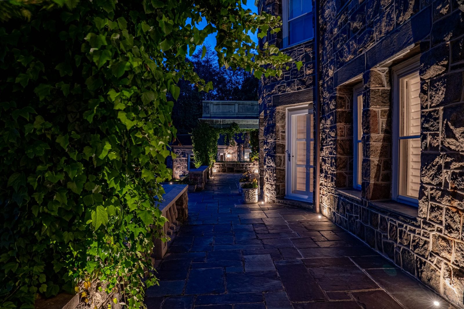 Outdoor lighting install by Unique Outdoor Lighting
