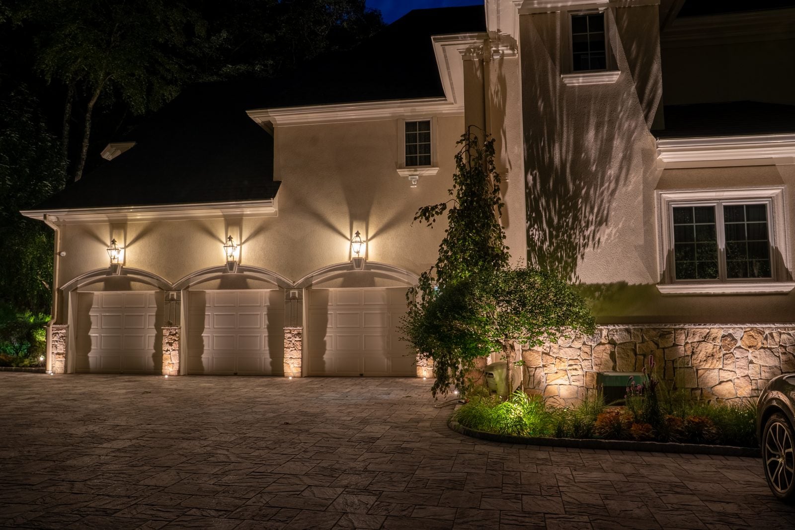 Outdoor lighting install by Unique Outdoor Lighting