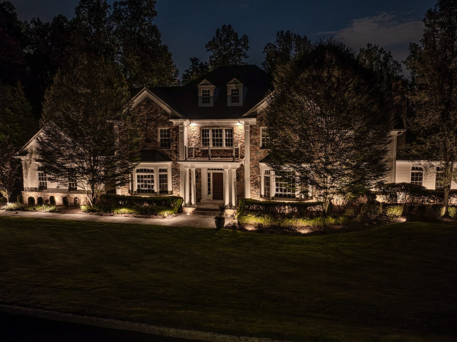 Outdoor lighting install by Unique Outdoor Lighting